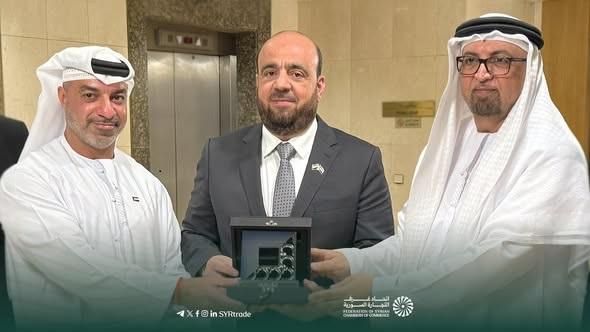 Emirati Delegation Honors Chairman of Syrian Chambers of Commerce at the Opening of the First Investment Forum